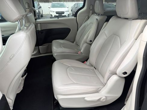 Used 2018 Chrysler Pacifica Touring-L image 13