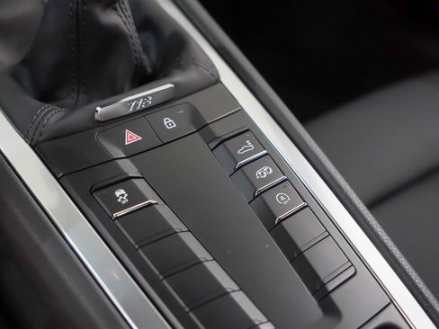 Used 2025 Porsche 718 Cayman image 31