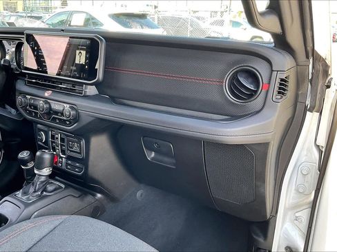 Used 2024 Jeep Wrangler Unlimited Rubicon image 16