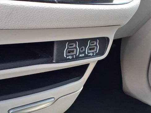 Used 2024 Chrysler Pacifica Limited FWD image 8