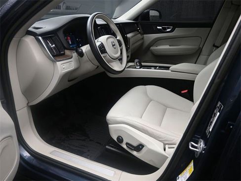 Certified 2022 Volvo XC60 B5 Momentum w/ Climate Package image 17