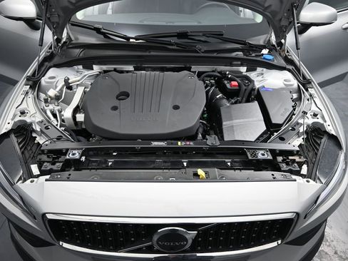 Used 2025 Volvo V60 B5 Cross Country Plus image 18
