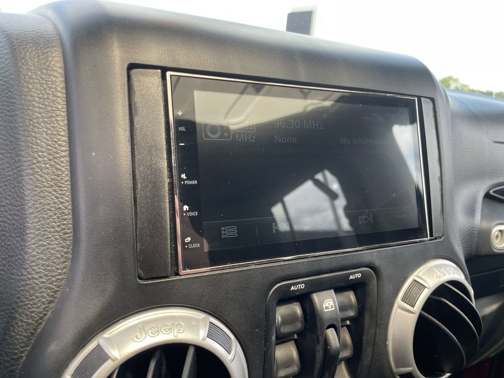 Used 2013 Jeep Wrangler Unlimited Rubicon w/ Connectivity Group AWD/4WD image 11