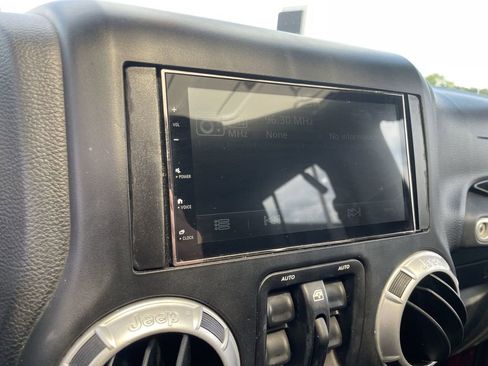 Used 2013 Jeep Wrangler Unlimited Rubicon w/ Connectivity Group AWD/4WD image 11