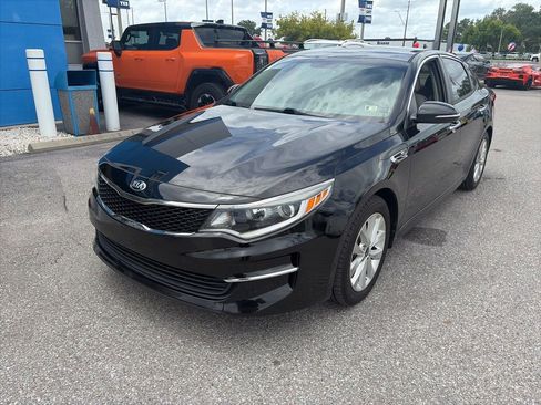 Used 2018 Kia Optima LX w/ 17" Alloy Wheels Package FWD image 2