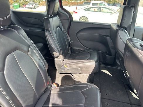 Used 2025 Chrysler Pacifica Select image 8