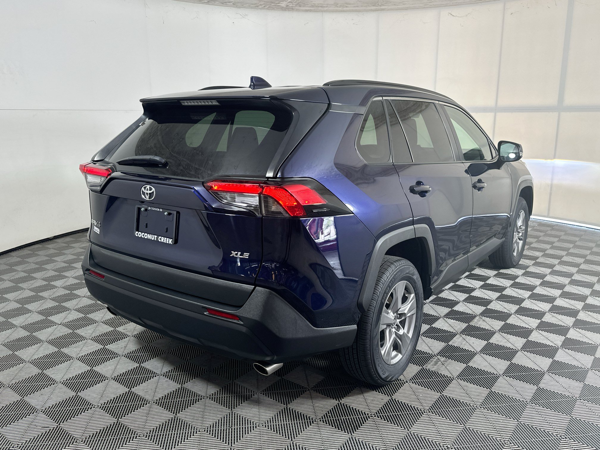 Used 2023 Toyota RAV4 XLE w/ Convenience Package FWD image 3