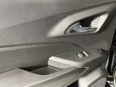 Used 2025 Chevrolet Trax LT FWD image 35