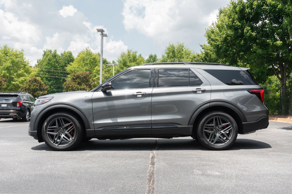Used 2025 Ford Explorer ST-Line w/ Premium Package RWD image 8