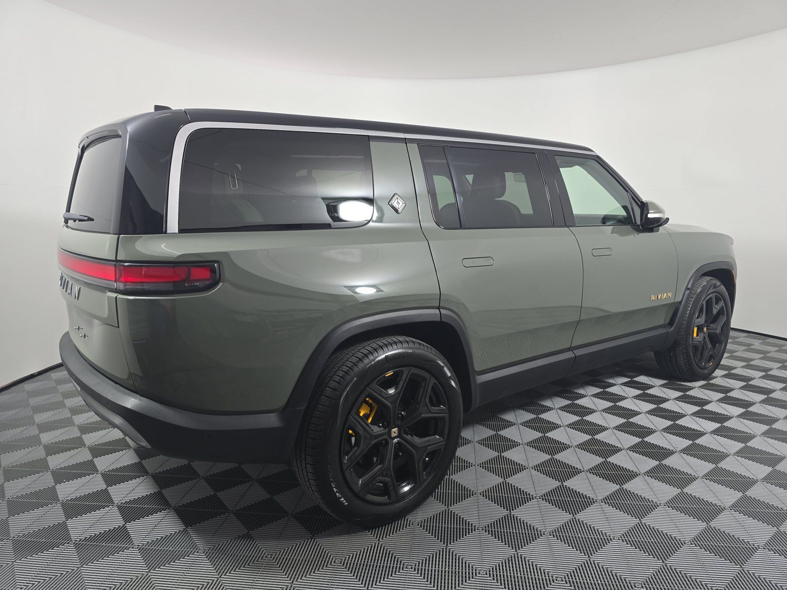 Used 2023 Rivian R1S Launch Edition Quad AWD/4WD image 5