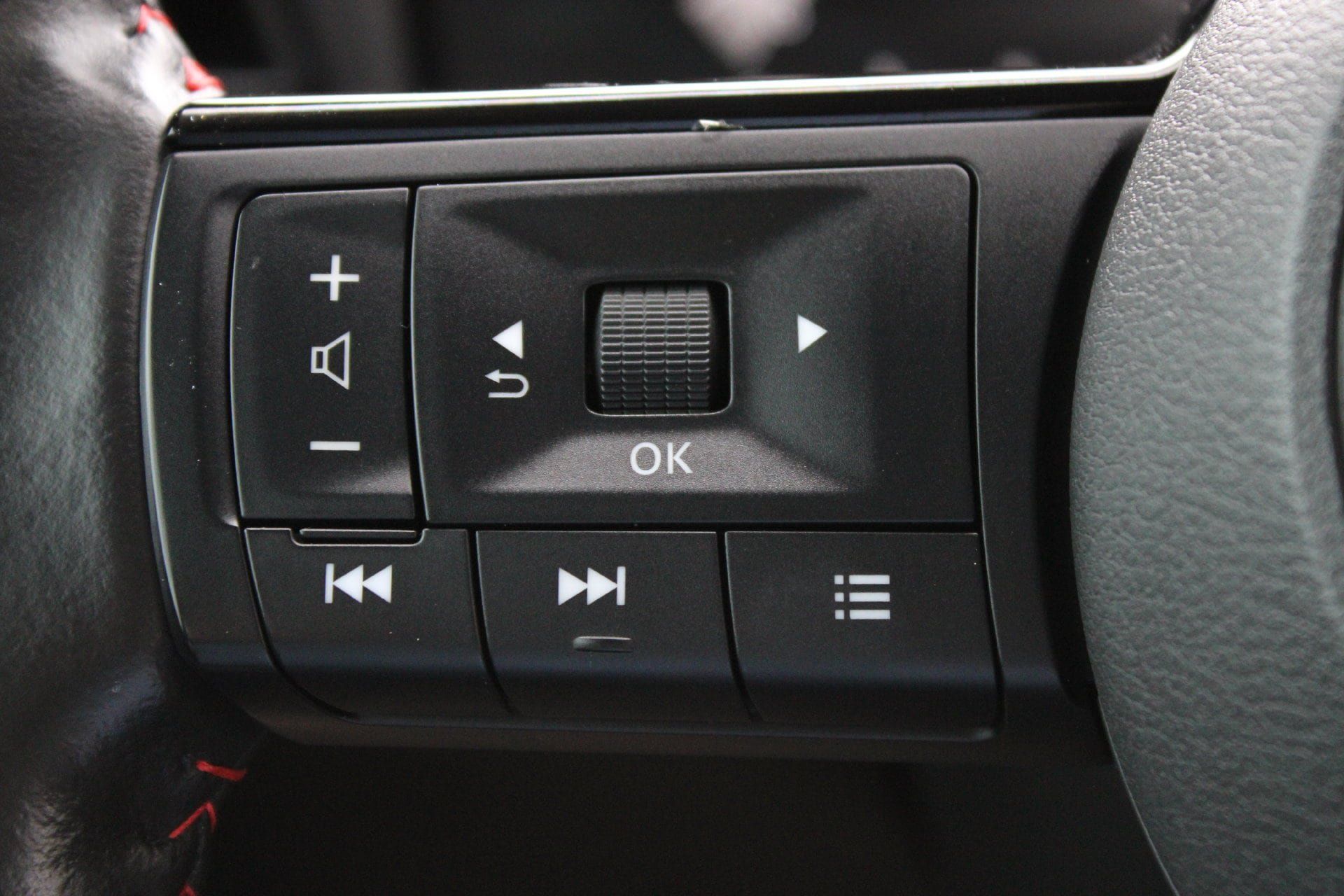 Used 2025 Nissan Kicks SR FWD image 23