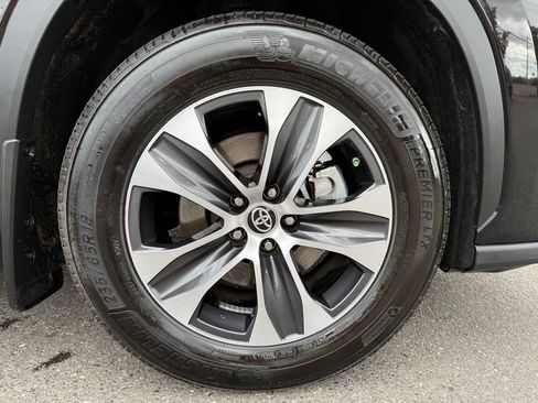 Used 2021 Toyota Highlander XLE AWD/4WD image 9