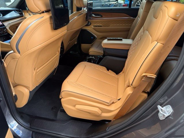 Used 2023 Jeep Grand Cherokee L Summit AWD/4WD image 11