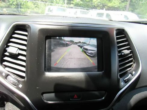 Used 2019 Jeep Cherokee Latitude w/ Popular Appearance Group FWD image 11