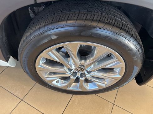 Used 2023 Toyota Highlander Limited image 10