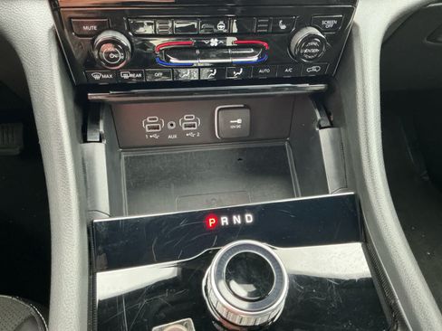 Used 2025 Jeep Grand Cherokee Altitude AWD/4WD image 18