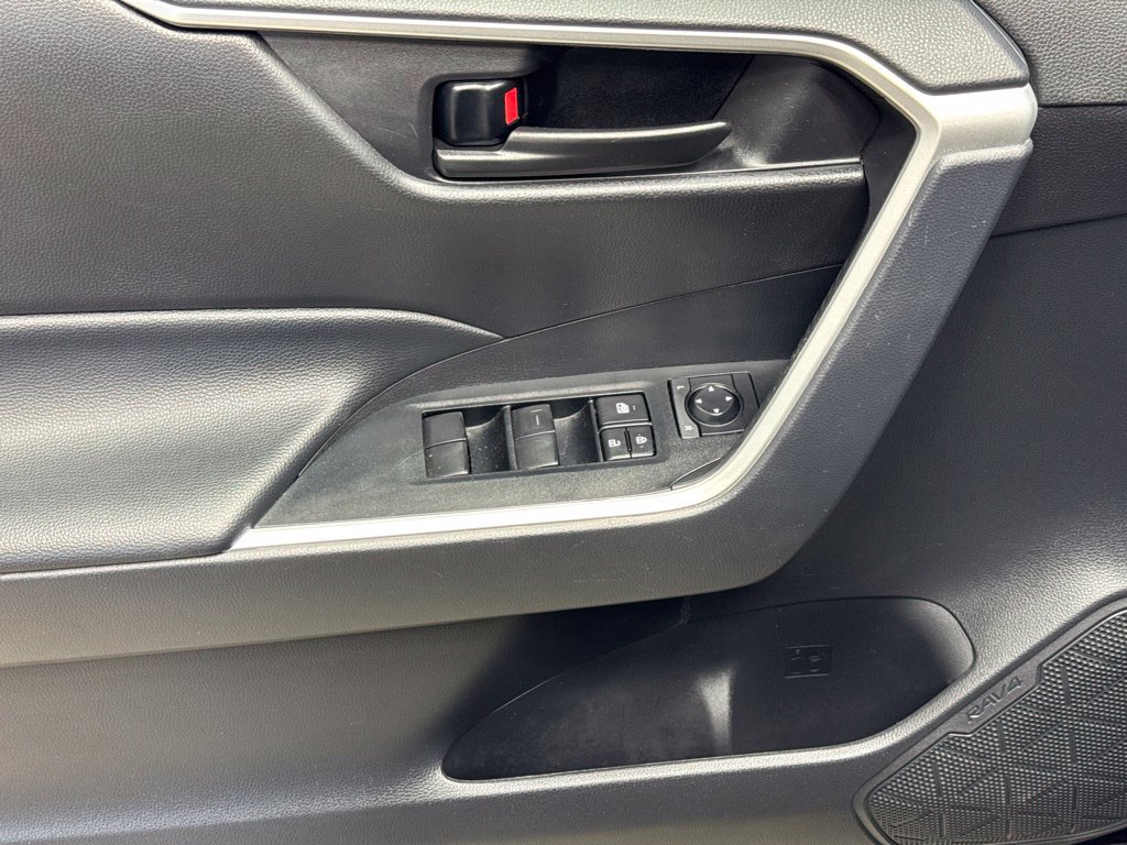 Used 2025 Toyota RAV4 LE AWD/4WD image 8