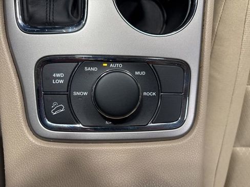 Used 2019 Jeep Grand Cherokee Laredo AWD/4WD image 22