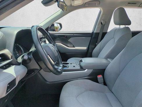 Used 2022 Toyota Highlander LE FWD image 15