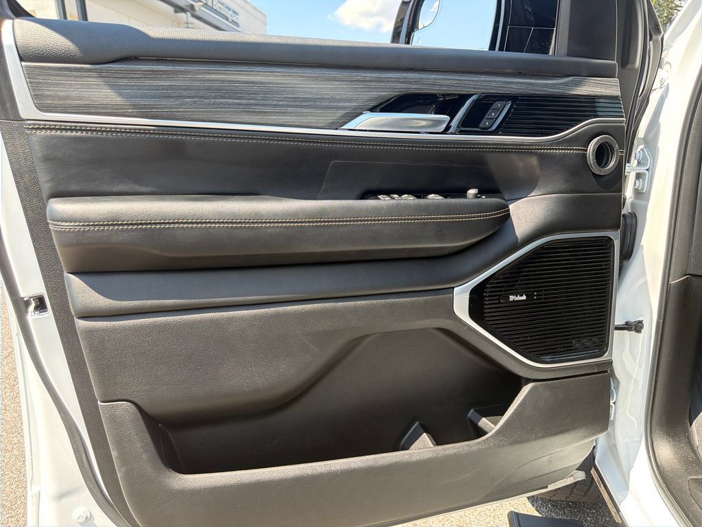Used 2023 Jeep Wagoneer L Series III w/ Premium Group I RWD image 30