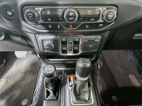 Used 2019 Jeep Wrangler Unlimited Sahara AWD/4WD image 23