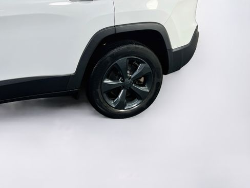 Used 2022 Jeep Cherokee Limited AWD/4WD image 30
