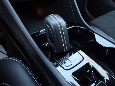 Used 2021 Volvo XC40 T5 R-Design w/ Protection Package Premier image 20