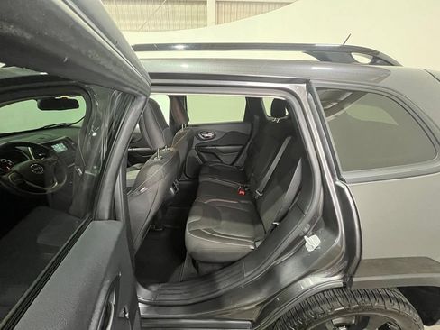 Used 2016 Jeep Cherokee Latitude FWD image 18