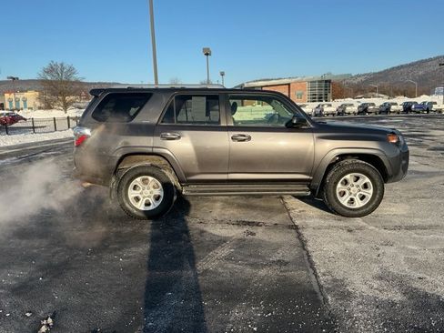 Used 2016 Toyota 4Runner SR5 image 4