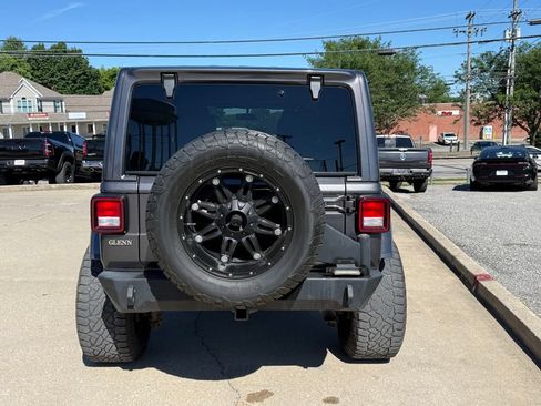 Used 2018 Jeep Wrangler Unlimited Sahara AWD/4WD image 7