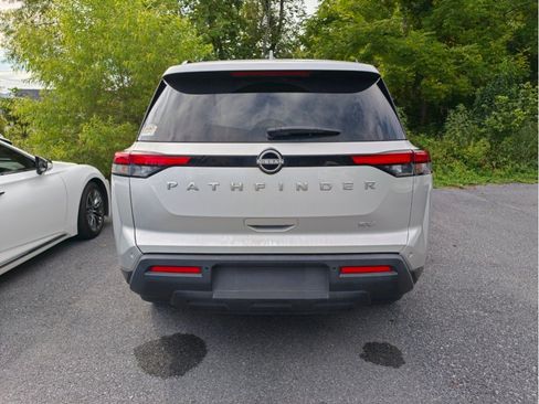Used 2024 Nissan Pathfinder SV FWD image 3