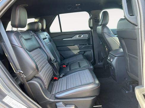 Used 2025 Ford Explorer ST-Line w/ ST-Line Street Pack image 11