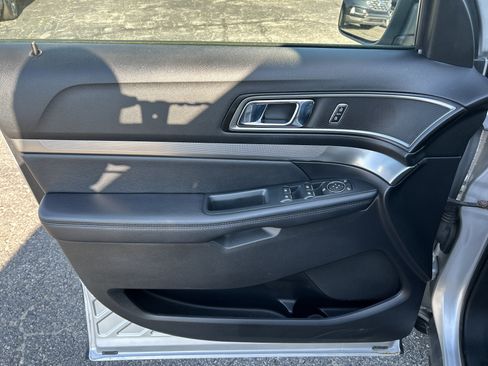 Used 2018 Ford Explorer XLT w/ Equipment Group 202A AWD/4WD image 13