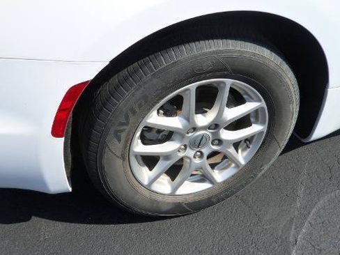 Used 2024 Chrysler Pacifica Touring-L FWD image 7