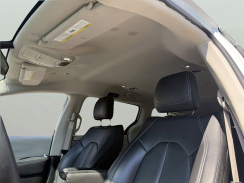 Used 2023 Chrysler Pacifica Touring-L FWD image 40