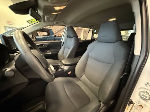 Used 2019 Toyota RAV4 LE image 11