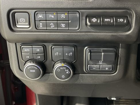 Used 2024 Chevrolet Suburban Premier AWD/4WD image 32