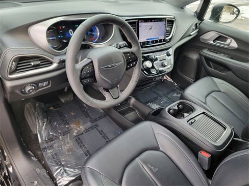 Certified 2023 Chrysler Pacifica Touring-L w/ S Appearance Package image 18