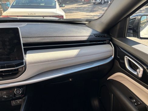 Used 2025 Jeep Compass Limited image 35