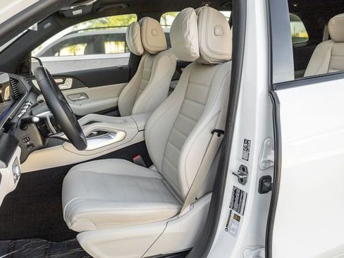 Used 2025 Mercedes-Benz GLS 580 4MATIC image 12