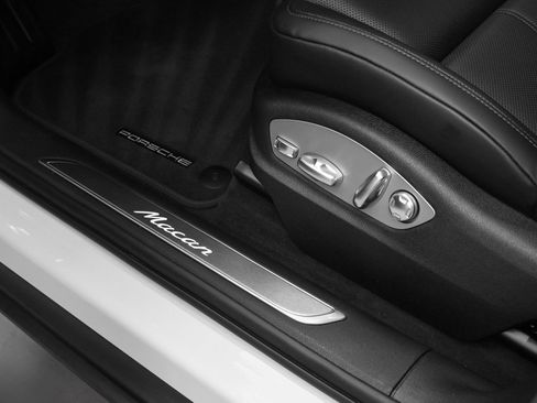 Certified 2026 Porsche Macan image 30