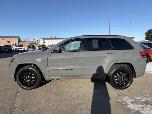 Used 2022 Jeep Grand Cherokee Laredo X image 3