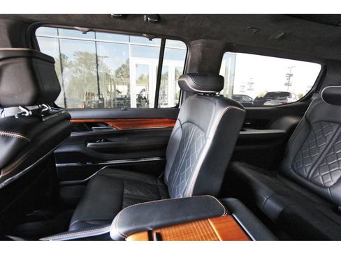 Used 2022 Jeep Grand Wagoneer Series III AWD/4WD image 13