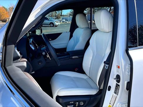 Used 2025 Lexus LX 600 4WD w/ Accessory Package (Z1) image 8