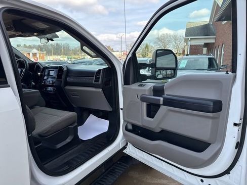 Used 2019 Ford F550 4x4 Crew Cab Super Duty w/ XLT Value Package image 32