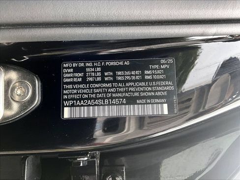 Certified 2025 Porsche Macan AWD/4WD image 35