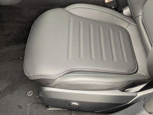 Used 2025 Mercedes-Benz C 300 4MATIC Sedan image 4