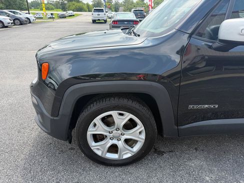 Used 2018 Jeep Renegade Limited w/ UConnect 8.4 Nav Group FWD image 11