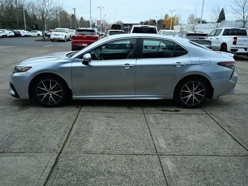 Used 2024 Toyota Camry SE image 5