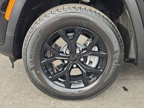 New 2025 Jeep Grand Cherokee L Laredo image 13